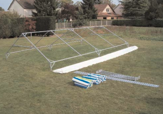 Installation de la toiture de la tente de réception