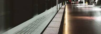Dalles podotactile sur le quai d'un métro 
