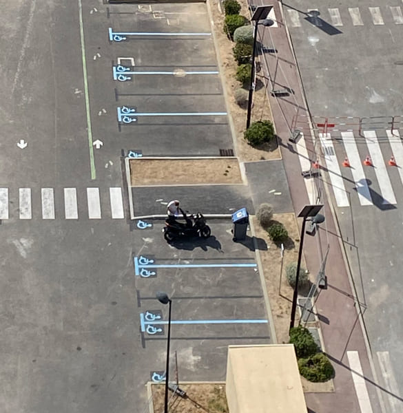 Exemple d'une effraction sur une place pour PMR 