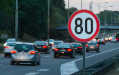 Panneau de signalisation 80 km/h