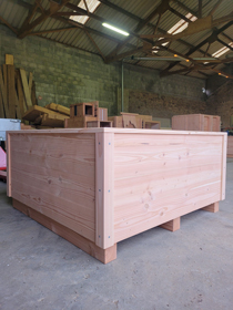 Bac potager carré en bois vu de profil